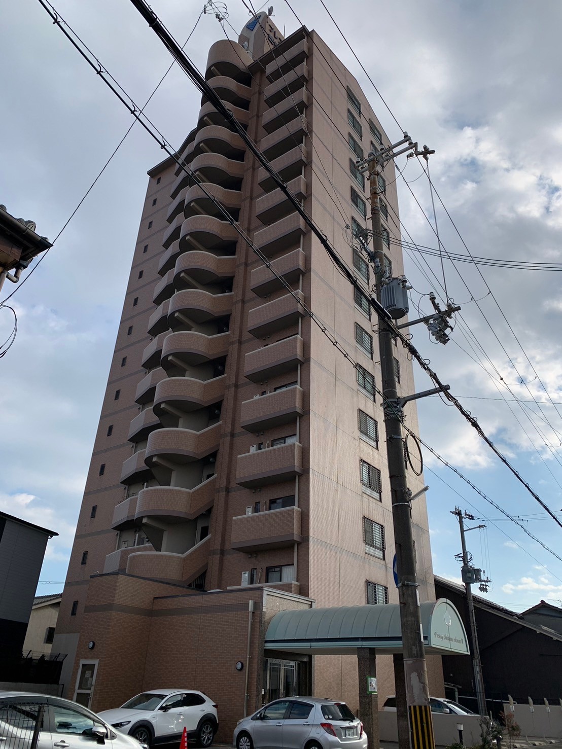 姫路市飾磨区東堀【プレステージ飾磨駅前Ⅲ】開放的な最上階南東角部屋♪山陽電鉄本線『飾磨』駅　徒歩約４分♪通勤・通学に大変便利な住環境です♪2023年1月水回りリフォーム済み♪LED照明新調・クロス全室張替・和室を洋室へ変更♪南向きバルコニー付きの為、日当たり通風良好◎