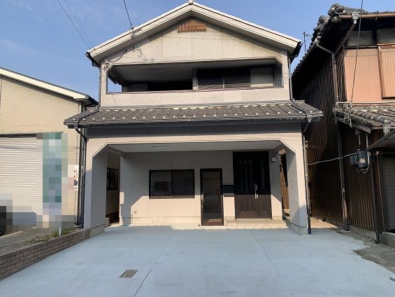 姫路市飾磨区今在家　山陽電鉄網干線『西飾磨』駅　徒歩５分！住居兼事務所として使用可能♪駐車場付！日当たり良好南西バルコニー♪外壁塗装・屋根工事・外構（駐車場）と大規模工事実施済み！コンビニ・スーパー・ドラッグストア徒歩圏内に充実しており大変便利な住環境です♪